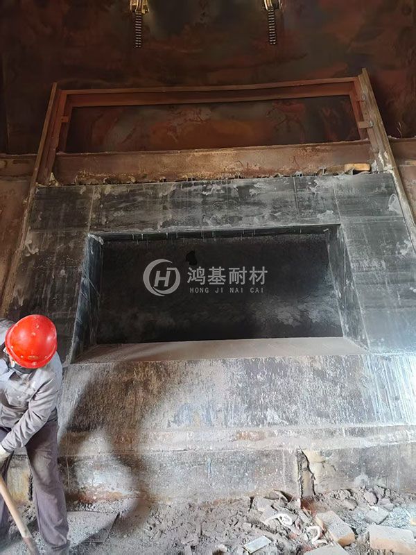 熔鋁爐爐門(mén)修補(bǔ)完成